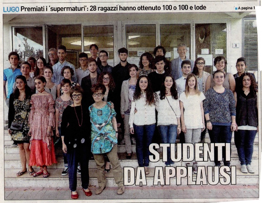 foto di gruppo degli studenti lughesi diplomati con 100 e 100 e lode